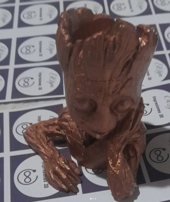 Figura de Baby Groot pintada en bronce