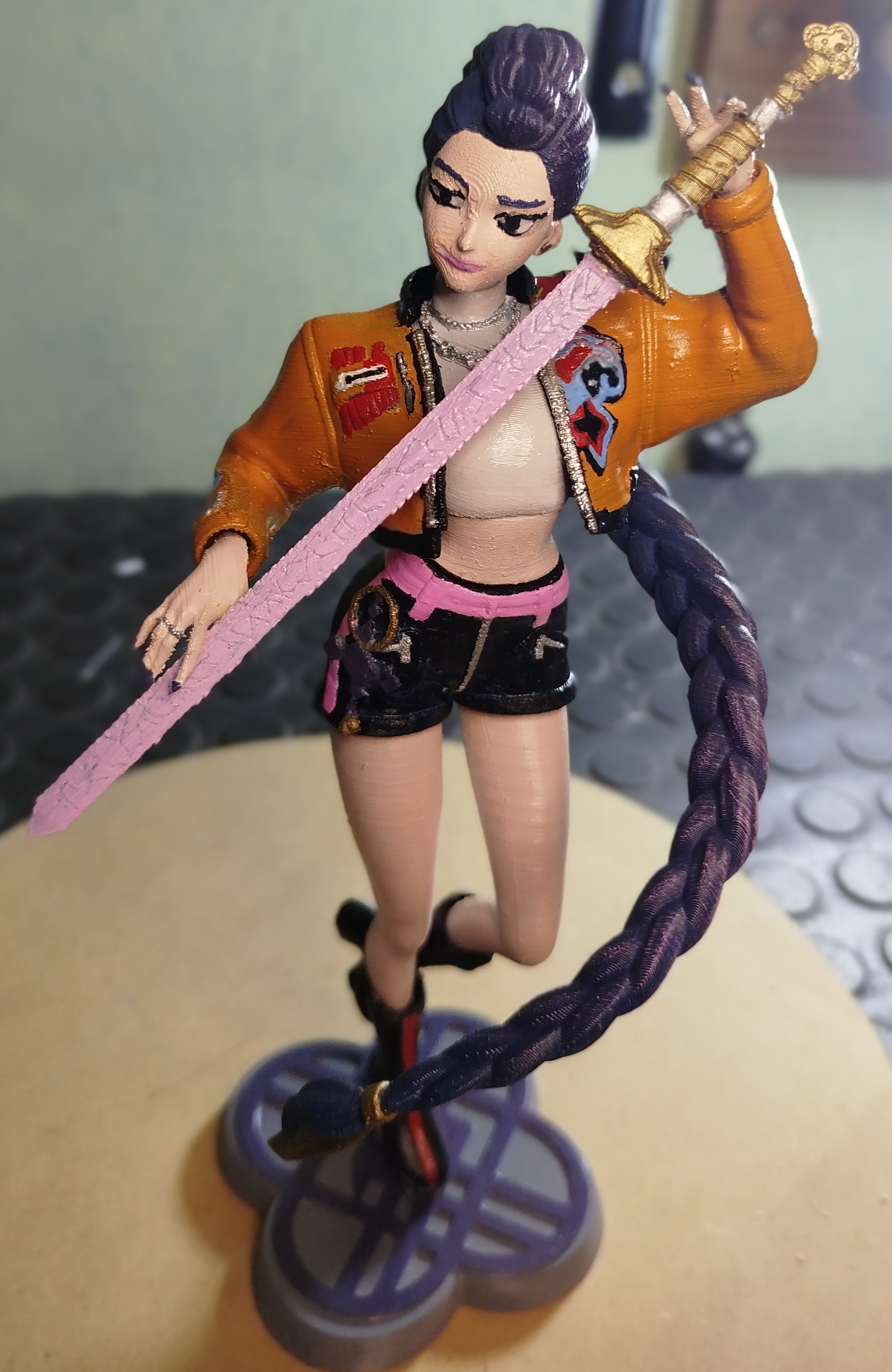 Figura anime de mujer con espada rosa y trenza larga