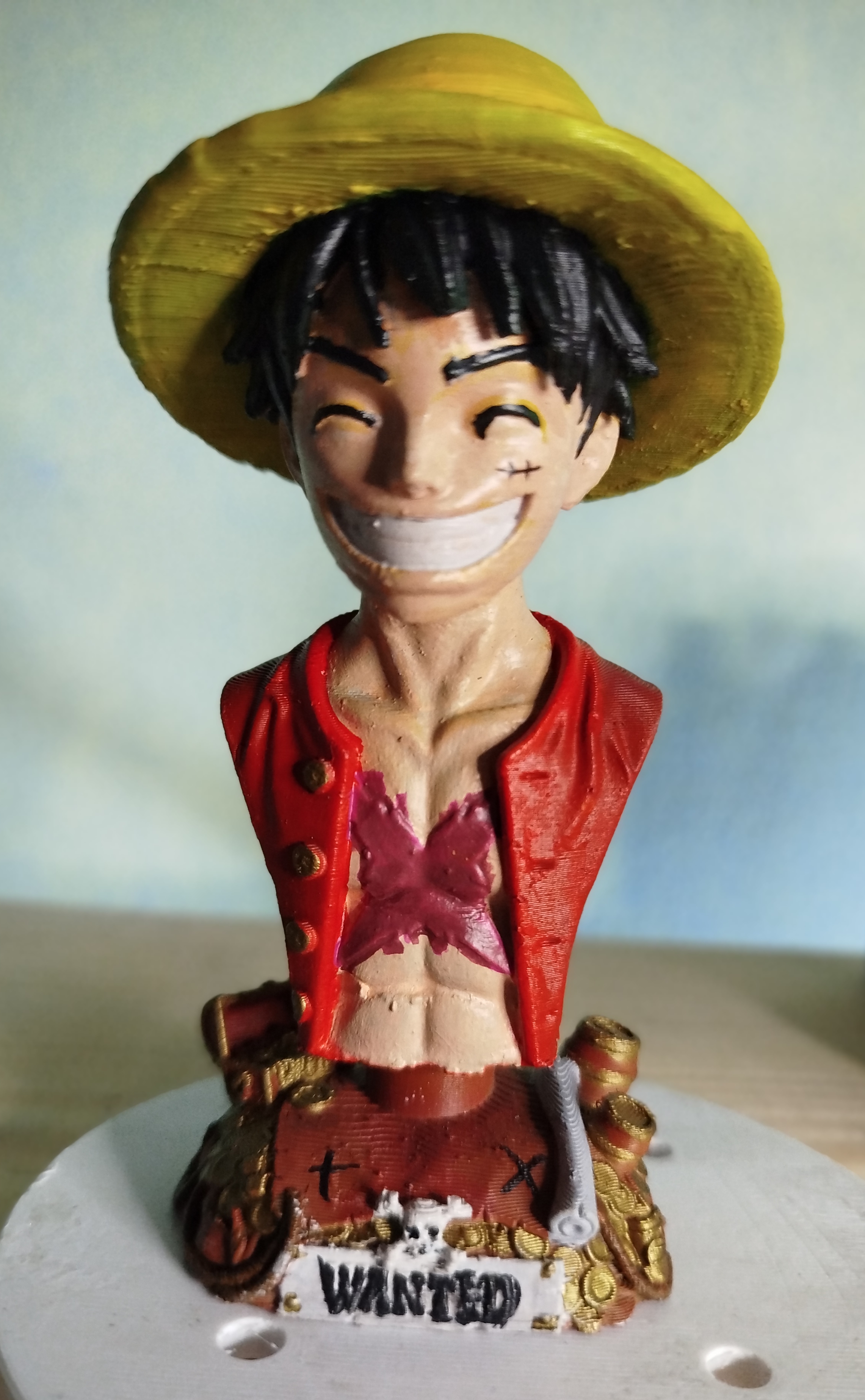 Busto de Luffy de One Piece sobre tesoro de monedas