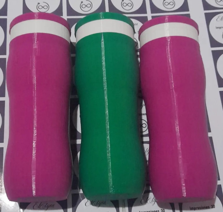 Tres mates impresos: dos fucsia y uno verde