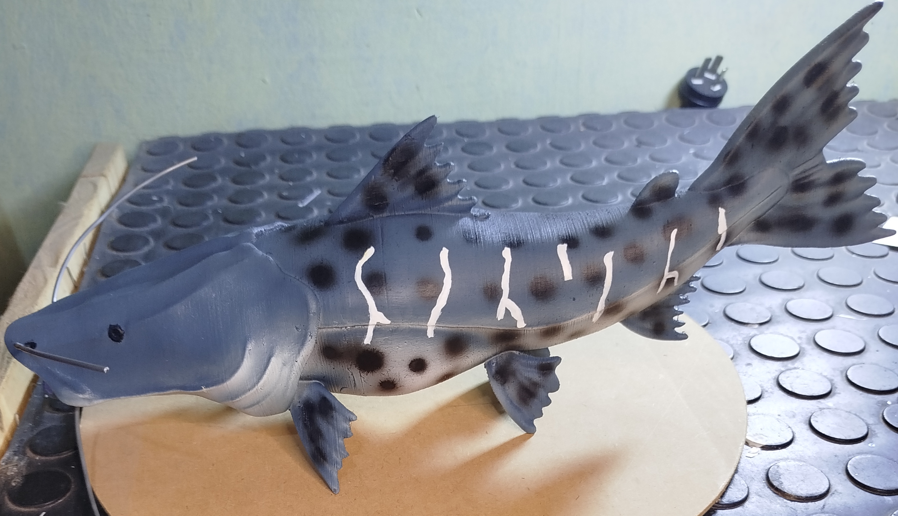 Figura realista de pez de río con detalles pintados